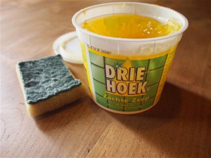 Groene zeep en schuursponsje